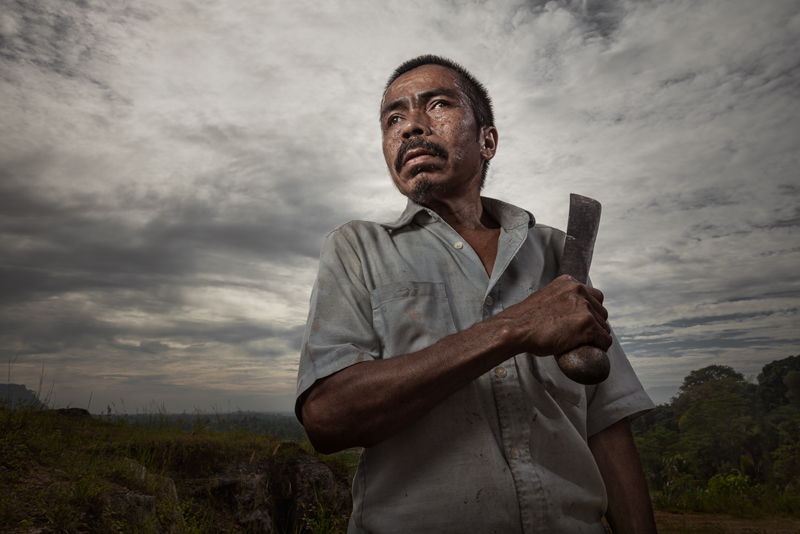 asia,asian,environmental portait,indonesia,indonesian,jakarta,java,knife,machete,male,man,portrait,rumpin,west java