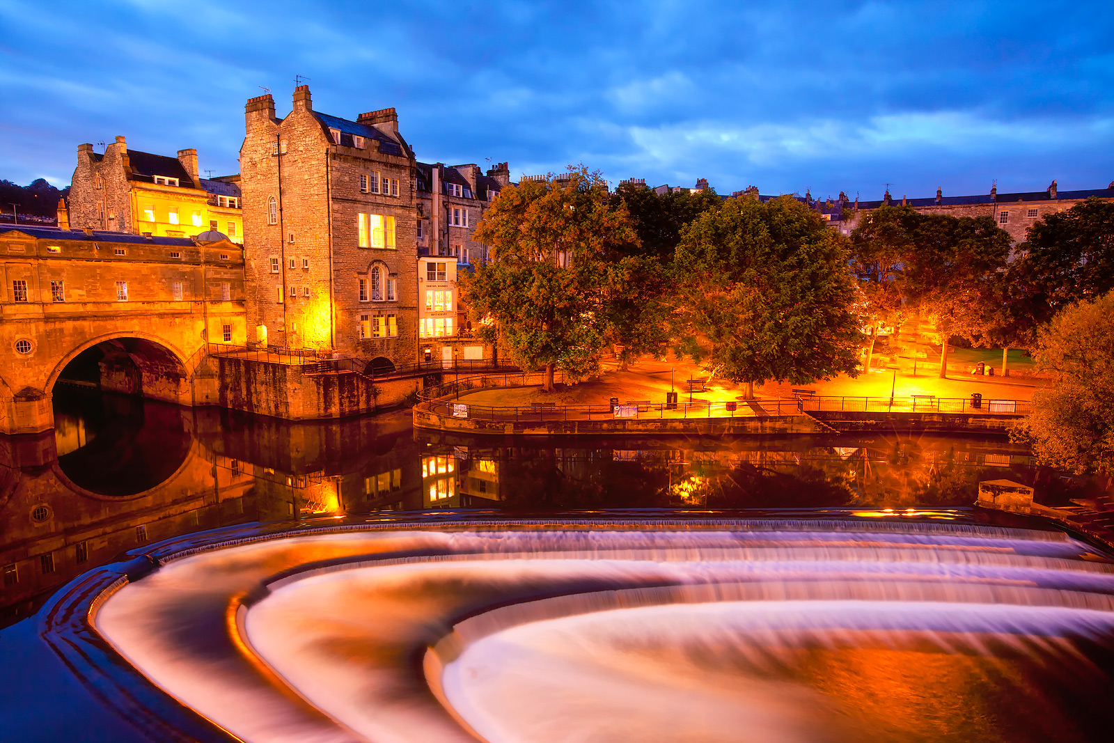 Twlight image of moving water and the Pulteney bridge in the background
