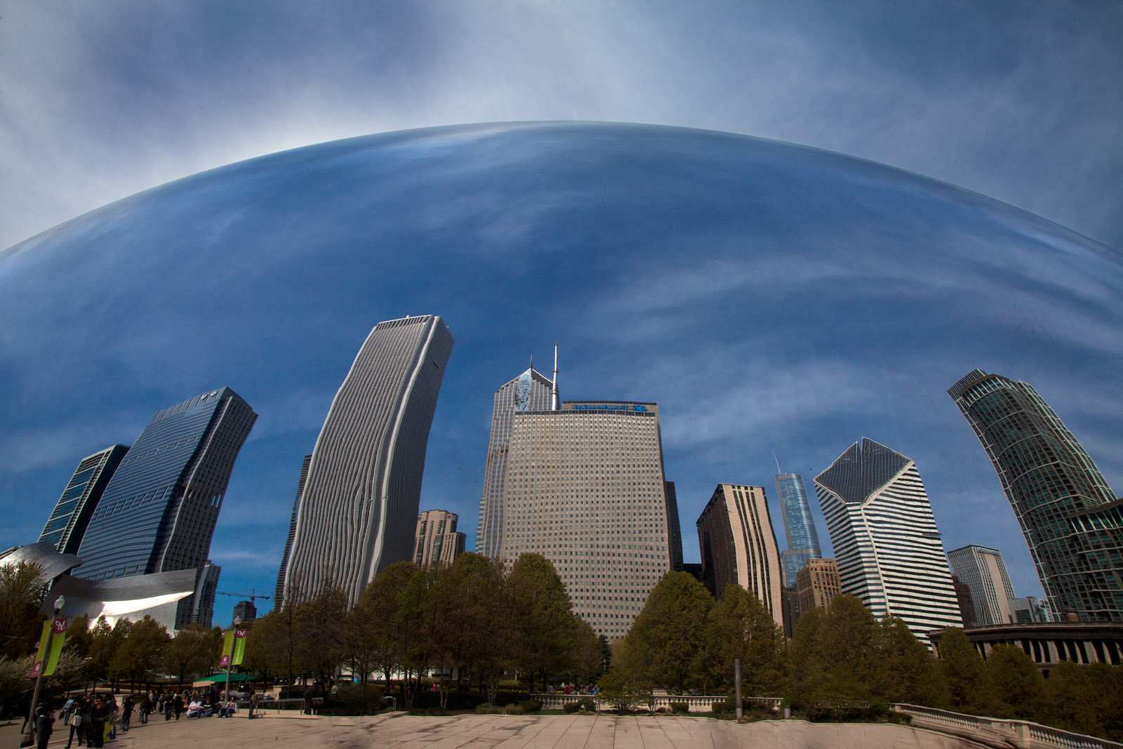 Chicago skyscrapers reflection in the Bean