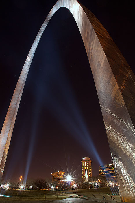 The St. Louis Arch lit up at night