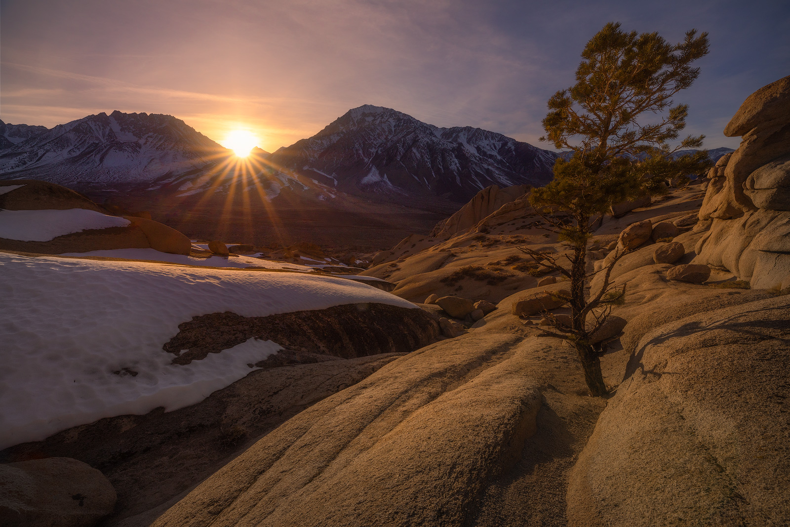 The sun setting in the perfect position in the Sierra Nevada mountains.