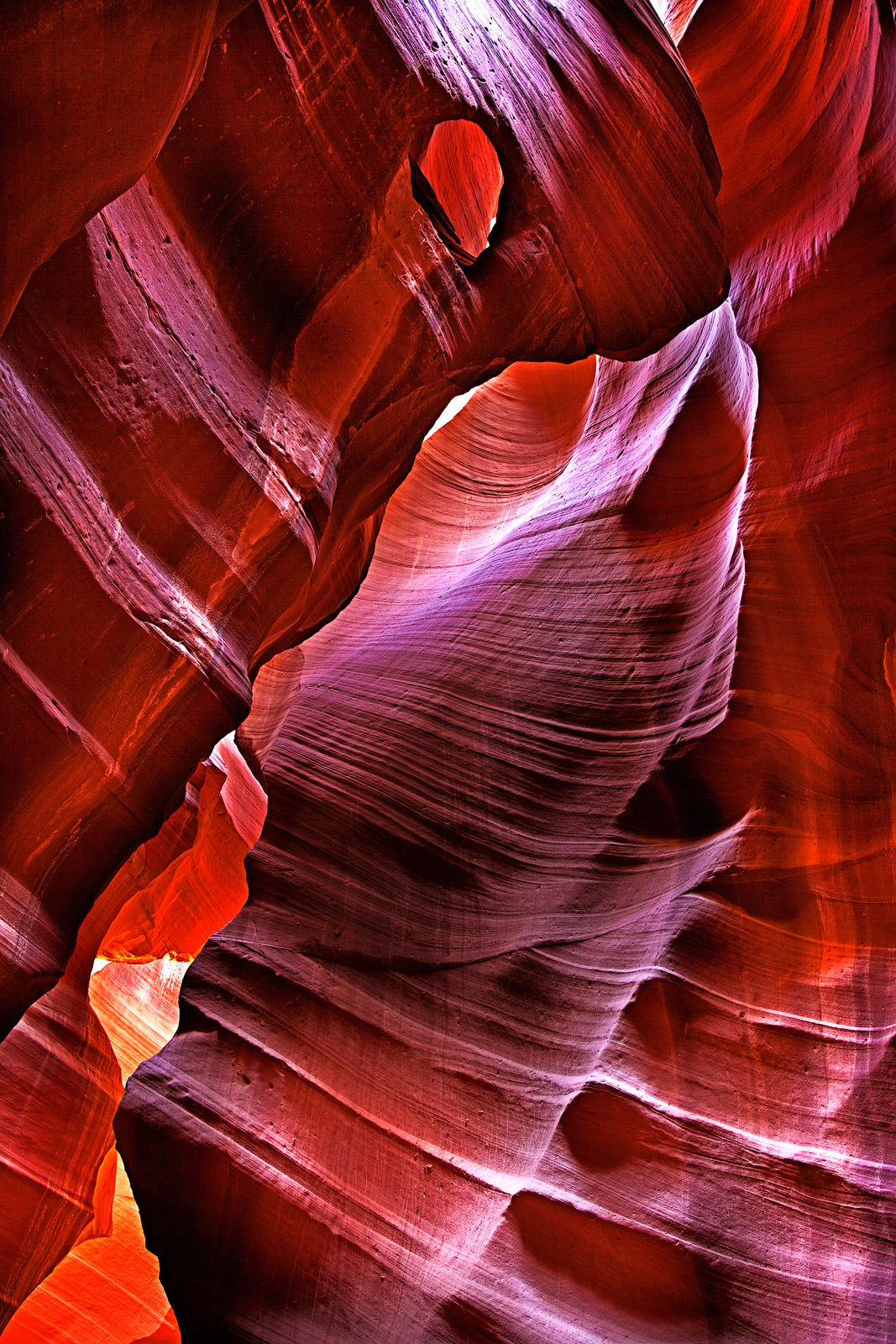 Light pouring down from above into Upper Antelope Canyon